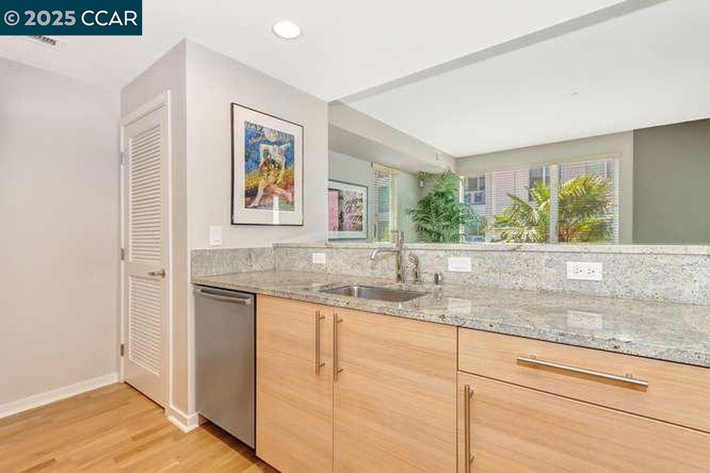 DOWNTOREEK - Residential Lease