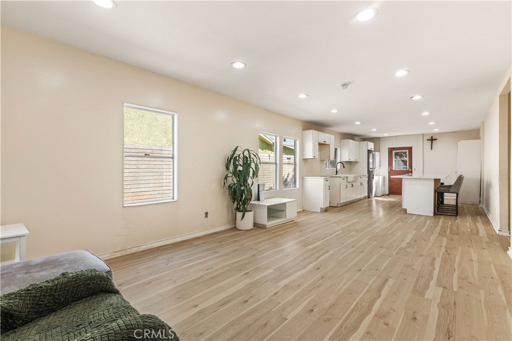 1218 W 69th