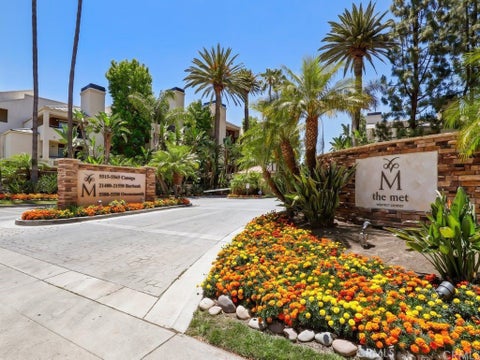 Photo of 5510 Owensmouth Avenue #328, Woodland Hills, CA 91367 (MLS # SR26221721)