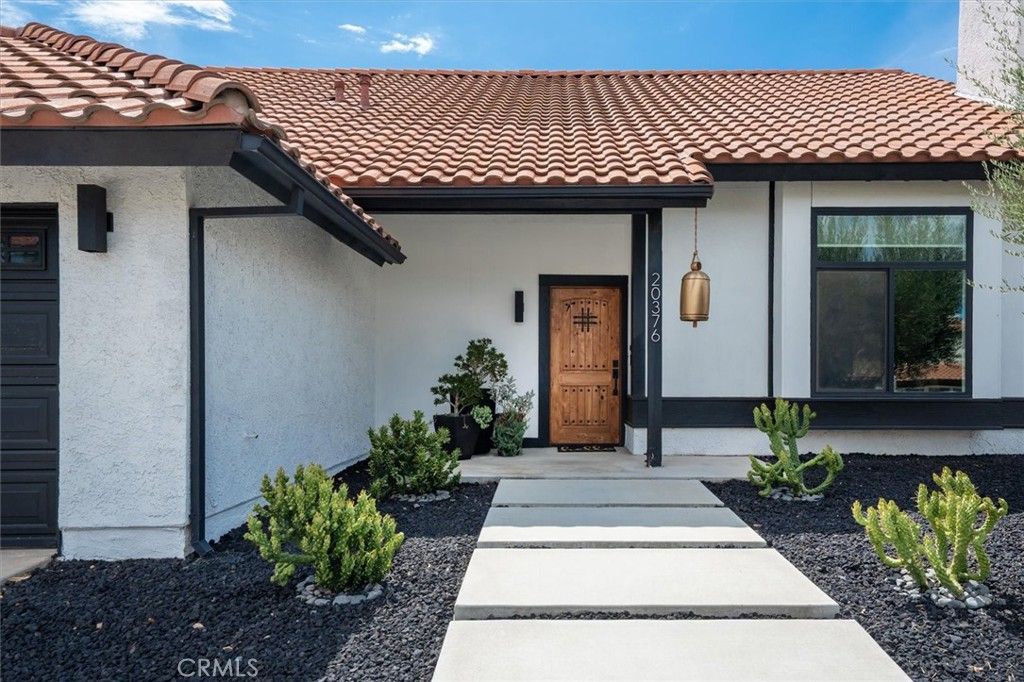 Photo of 20376 Lisa Gail Dr, Saugus, CA 91350 (MLS # SR25243077)