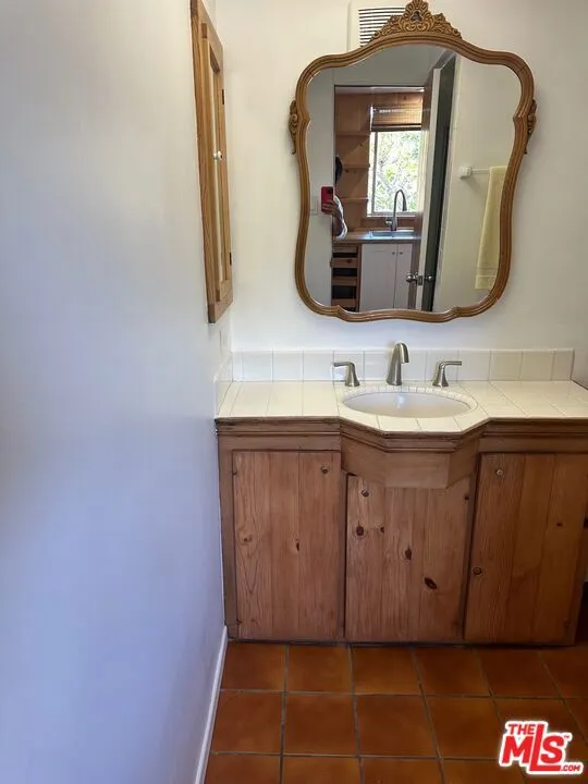 Santa Monica, California 90402, United States, 1 Bedroom Bedrooms, ,1 BathroomBathrooms,Residential,Active,180420