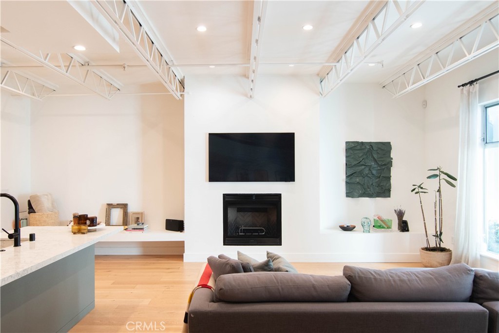 1250 N Harper Avenue 403