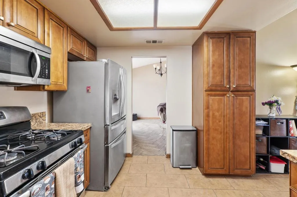 Fontana, California 92336, United States, 3 Bedrooms Bedrooms, ,2 BathroomsBathrooms,Residential,Active,88935