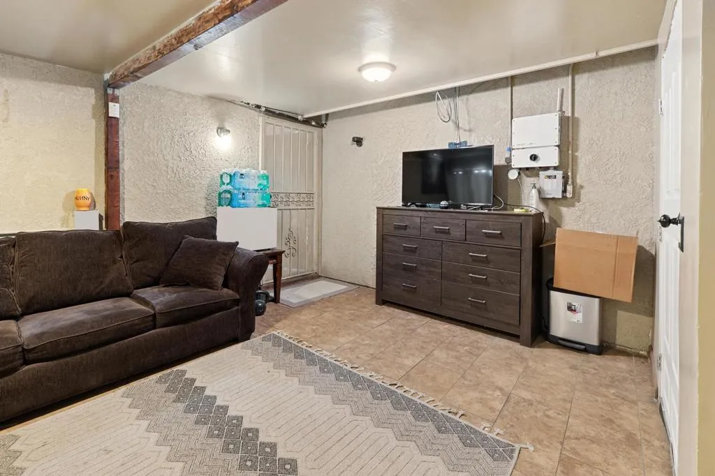 Fontana, California 92336, United States, 3 Bedrooms Bedrooms, ,2 BathroomsBathrooms,Residential,Active,88935