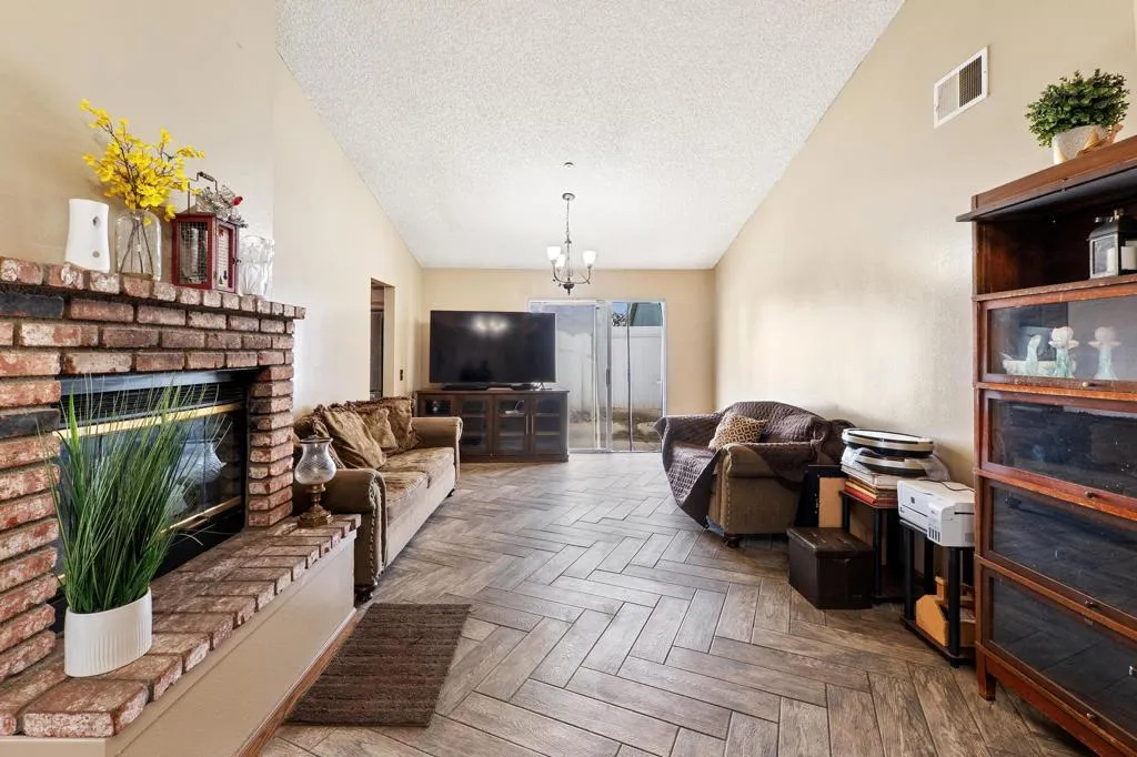 Fontana, California 92336, United States, 3 Bedrooms Bedrooms, ,2 BathroomsBathrooms,Residential,Active,88935