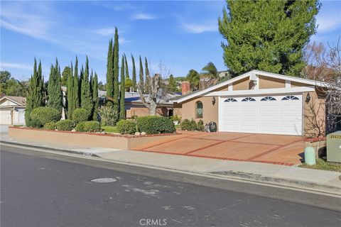 Photo of 18927 Claycrest Dr, Canyon Country, CA 91351 (MLS # SR26010756)