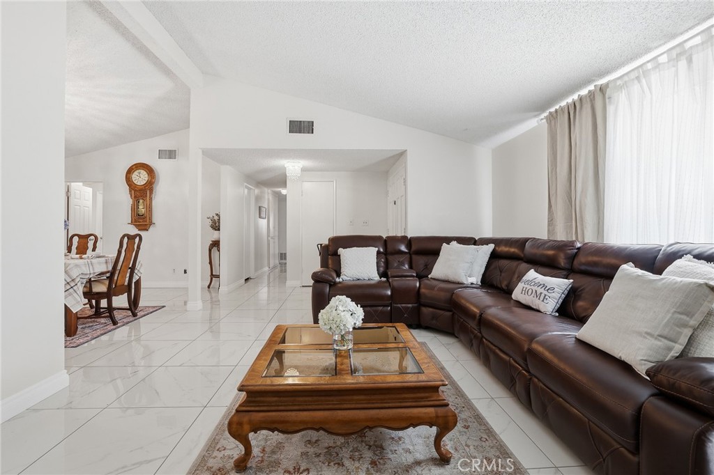 18927 Claycrest