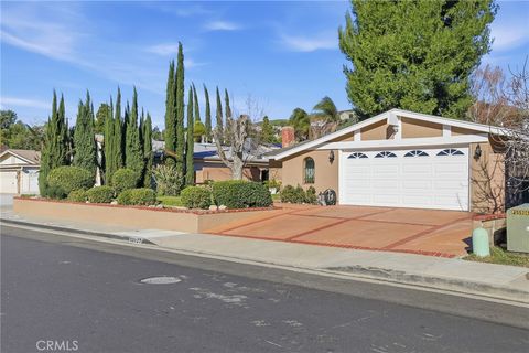 Photo of 18927 Claycrest Dr, Canyon Country, CA 91351 (MLS # SR26010756)