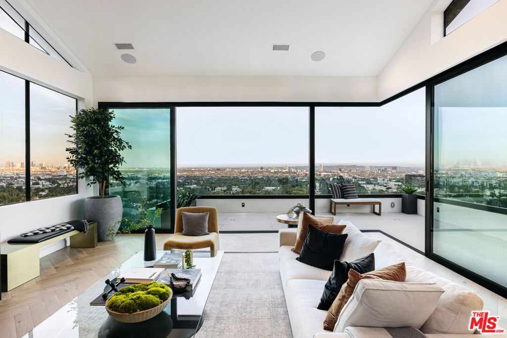 Photo of 7866 Fareholm Drive, Los Angeles, CA 90046 (MLS # 25590519)