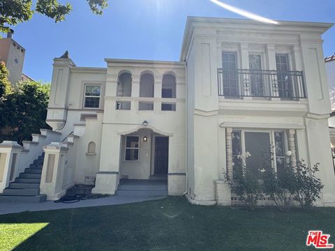 Photo of 211 S Arnaz Drive, Beverly Hills, CA 90211 (MLS # 25559783)