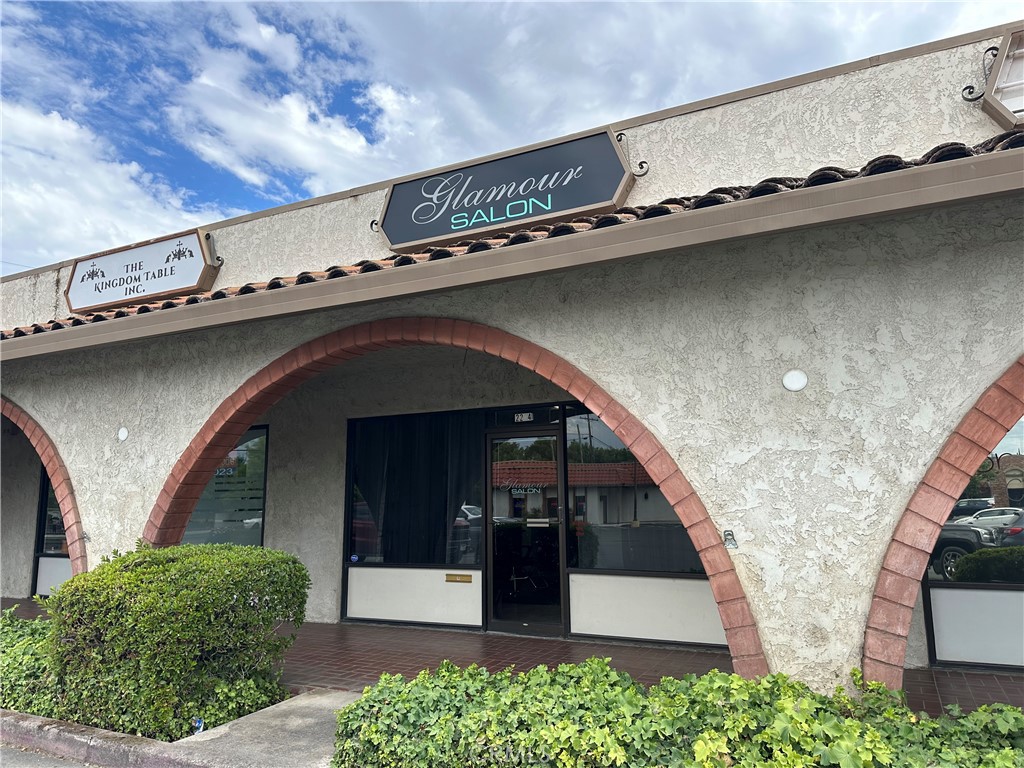 High quality well appointed commercial condo shop in Mission Square, Oroville's most solid, affordable commercial centers. Currently set up as a beautiful salon with a long time tenant. PLEASE DO NOT DISTURB TENANT! Great opportunity for an investor or a future business. Mission Square is a charming, reliable commercial hub with a great mix of local businesses and lots of parking. POA fees are approximately $300 per month. Showing sby appointment only.