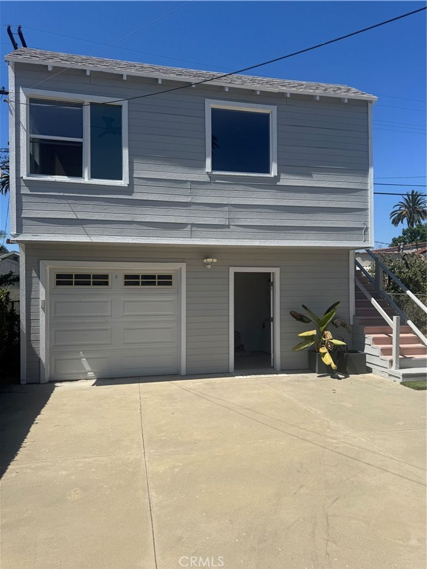 Welcome to 2719 S Rimpau Blvd ~ a fully remodeled 1 bed 1 bath home offering comfort in the heart of mid city Los Angeles.

This inviting residence features thoughtful upgrades, including new window treatment ,New floors ,  new paint , ceiling fans 

it also includes appliances , washer and dryer, parking call now for immediate move in .