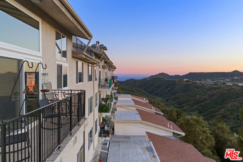 2385 Roscomare Road F10