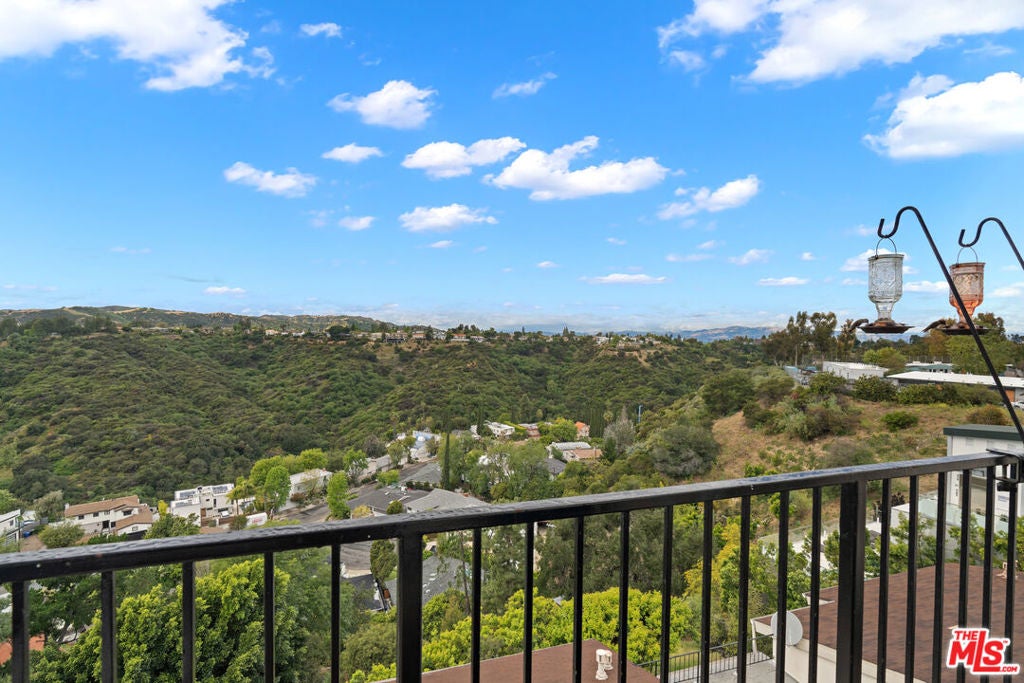 2385 Roscomare Road F10