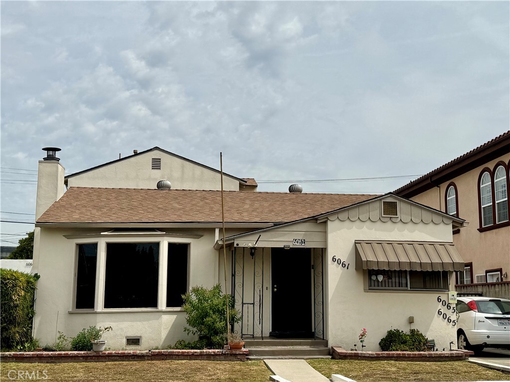 This triplex is ideally situated at the intersection of Culver City, Robertson South, and the Helms District, offering a fantastic opportunity for both investors and homeowners. The units can be delivered vacant, making it a flexible option for new owners.
UNIT ONE: FRONT UNIT, SINGLE STORY, TWO BEDROOM, ONE BATH :Features a good-sized kitchen, dining room, and a large open great room, along with plenty of storage space. Ideal for families or those who enjoy entertaining.
UNIT TWO: ONE BEDROOM, ONE BATH UNIT IN THE BACK ON THE FIRST FLOOR. THIS UNIT: Includes a large patio and a small backyard, perfect for outdoor relaxation or gardening.
UNIT THREE: ONE BEDROOM, ONE BATH UNIT IN THE BACK SECOND FLOOR.
THERE IS A 1.5 DETACHED GARAGE AND ADDITIONAL STORAGE ROOM ON THE PROPERTY. BIG DRIVEWAY, GOOD PARKING.
Located in a vibrant community with easy access to local amenities and the 10 Freeway. This triplex is a fantastic investment opportunity or a perfect multi-family living arrangement in a desirable area. Don’t miss out on this chance to own a piece of prime real estate!