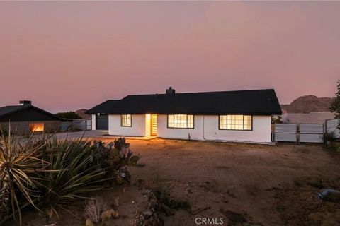 Photo of 7795 Sunset Road, Joshua Tree, CA 92252 (MLS # JT26052630)