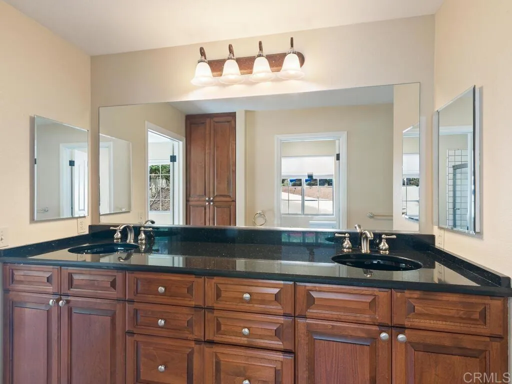 Fallbrook, California 92028, United States, 5 Bedrooms Bedrooms, ,5 BathroomsBathrooms,Residential,Active,254343