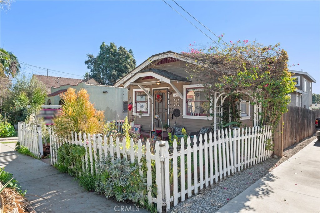 4240 E 15th