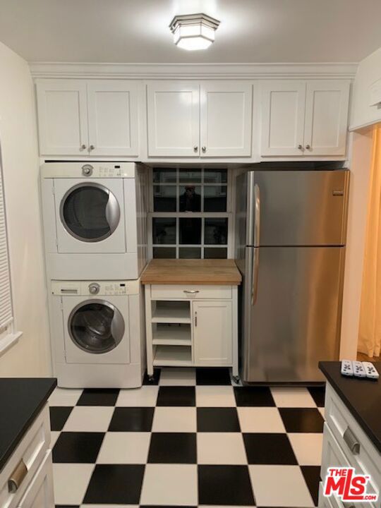 Great Beverly Hills Location Beautiful 2 bedroom 1 bath Totally remodeled bright ground floor unit. All appliances including Washer and Dryer in unit , Hardwood, Laminate & Tile flooring throughout & recessed lighting. Great walkability area