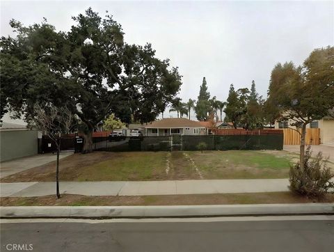Photo of 111 Poinsettia Ave, Monrovia, CA 91016 (MLS # WS26086963)