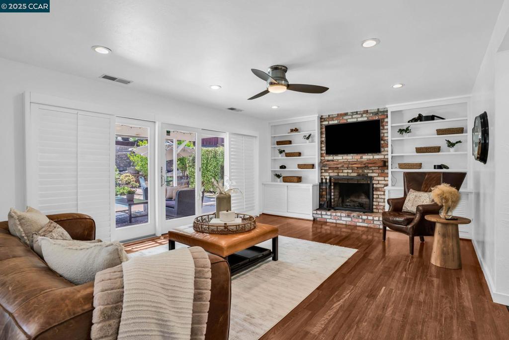 REGENCY WOODS - Residential