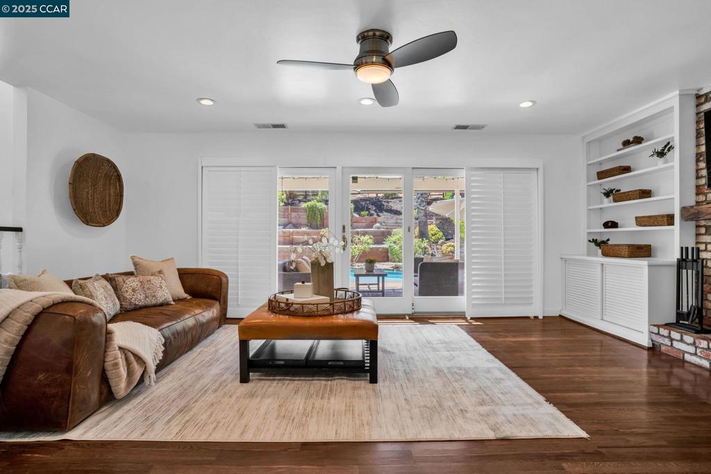 REGENCY WOODS - Residential