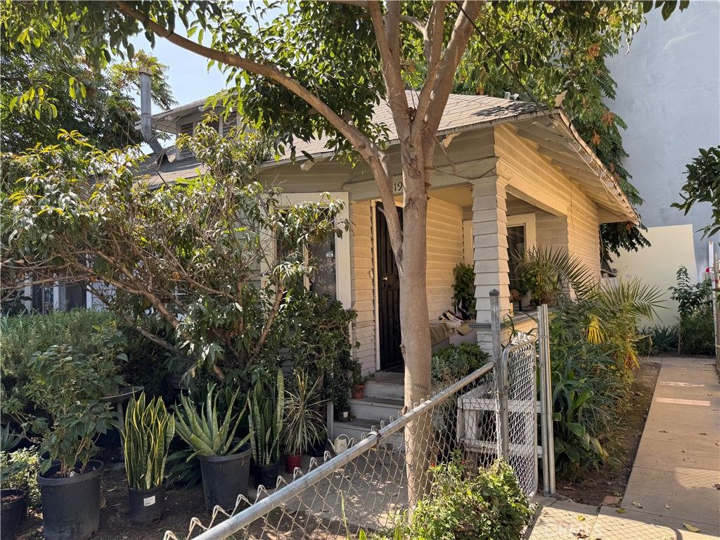 Photo of 1935 Arapahoe, Los Angeles, CA 90007 (MLS # SR26015427)