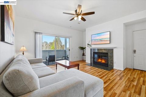 Photo of 2423 Creekside Ct Ct, Hayward, CA 94542 (MLS # 41125174)