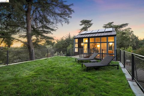 Photo of 8210 Skyline Blvd, Oakland, CA 94611 (MLS # 41127304)