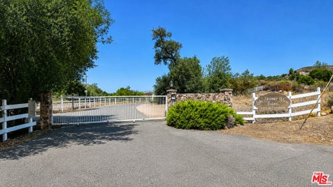 Photo of 35306 Lake Summit Dr, Temecula, CA 92592 (MLS # 26903821)