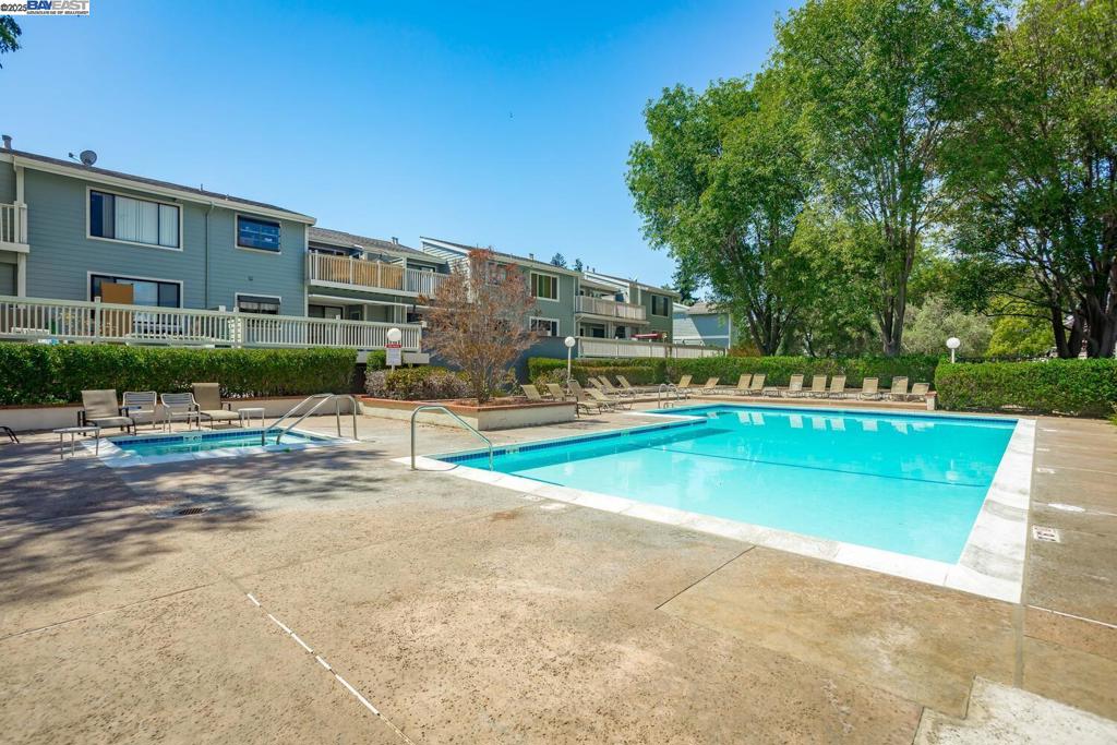 MEADOWBROOK VILL - Residential