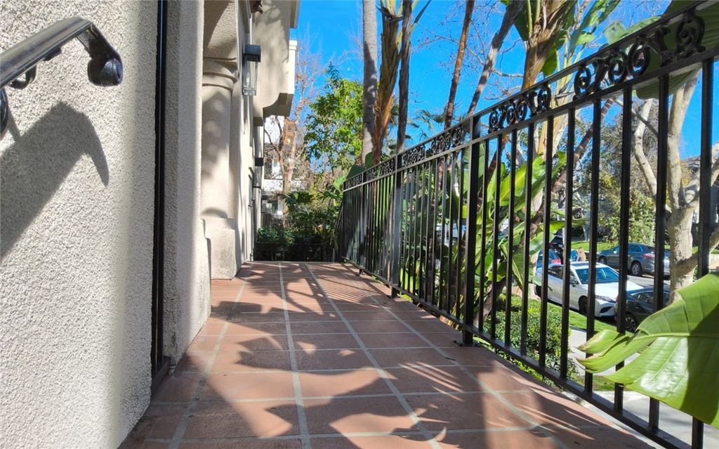 Photo of 813 N Martel Avenue #2, Los Angeles, CA 90046 (MLS # AR26002782)