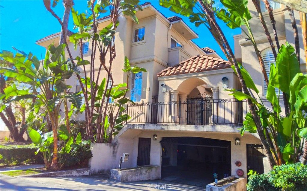 Photo of 813 N Martel Avenue #2, Los Angeles, CA 90046 (MLS # AR26002782)