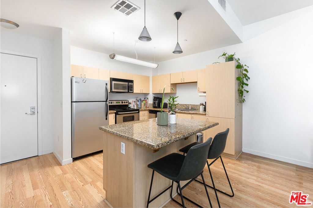 Photo of 630 W 6th Street #407, Los Angeles, CA 90017 (MLS # 26662843)