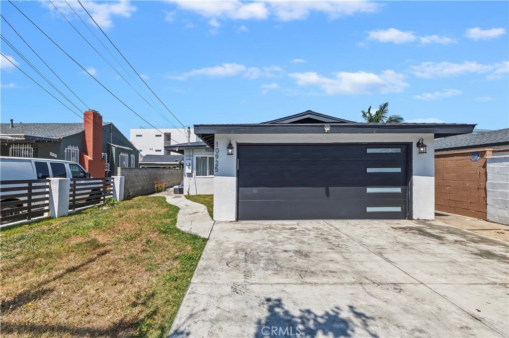 Photo of 10925 Dalerose AVE, Inglewood, CA 90304 (MLS # IG26120059)