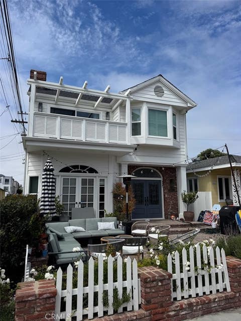 Photo of 317 4th Street, Manhattan Beach, CA 90266 (MLS # SB26122828)