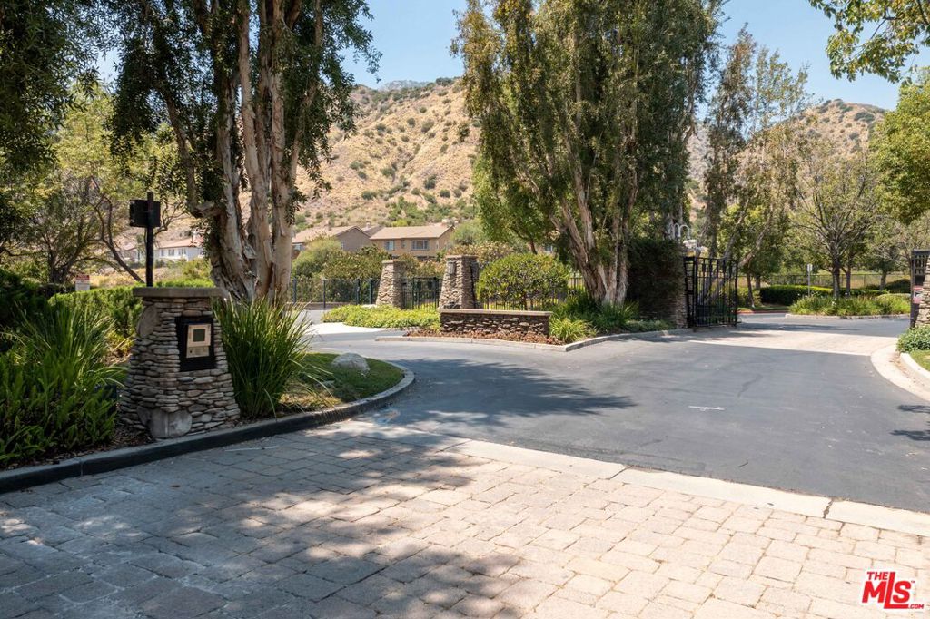 22 Moonridge Court