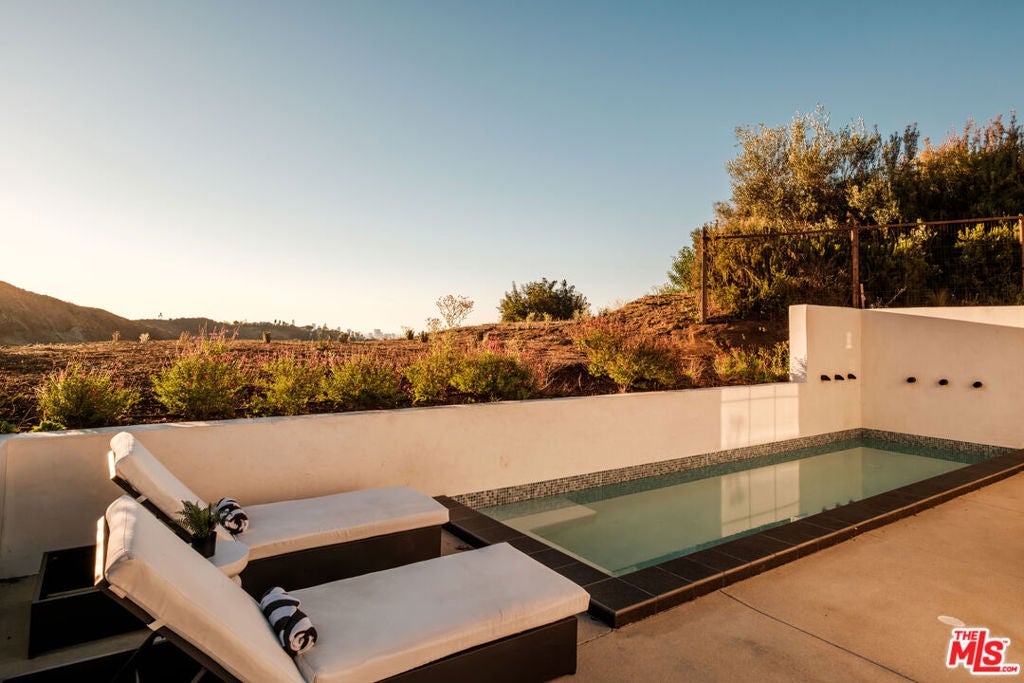 3072 Hollyridge Drive, Los Angeles CA 90068