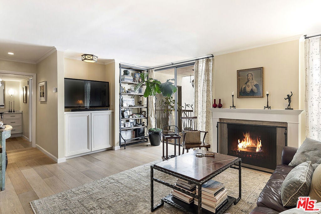 906 N Doheny Drive 510