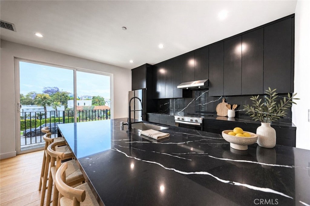 1525 S Carmelina