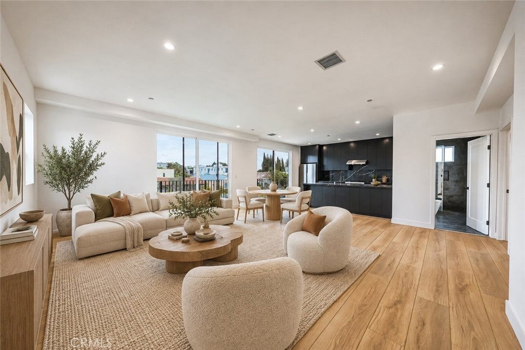 1525 S Carmelina