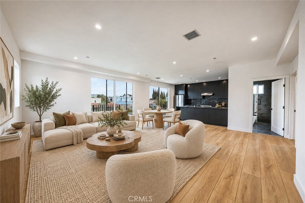1525 S Carmelina