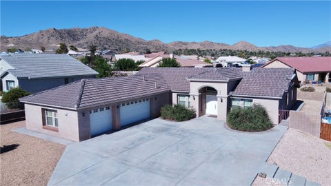 Photo of 8526 Condalia AVE, Yucca Valley, CA 92284 (MLS # JT26140577)