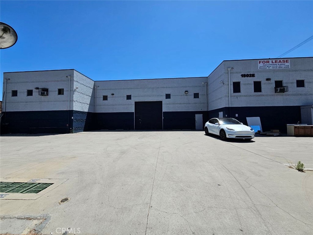 Built In 2005 Single Tenant Building. Zoning M1 - M2, Limited Manufacturing, Warehouse, Distribution, Storage.
Automatic Gate Door With Fenced Yard. Plenty Of Parking Spaces with Disabled Person Parking Space.
Extra Storage Space Is Not Included In The Space.
Closed To Major Freeways - 5, 10, 60, 110,& 101