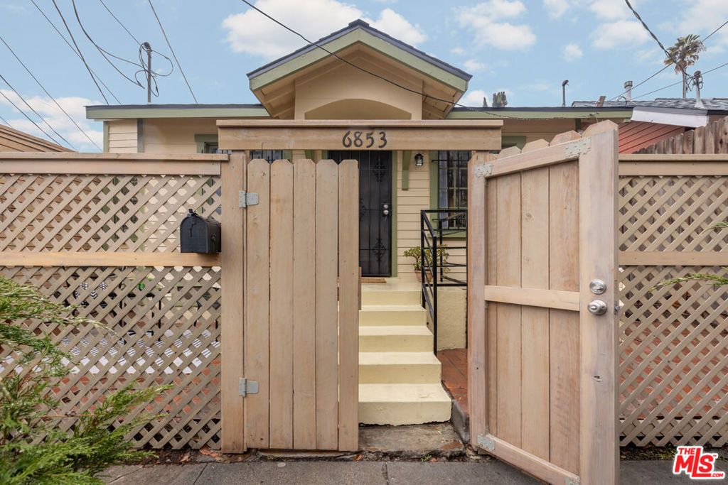 Photo of 6853 Higman Avenue, Los Angeles, CA 90028 (MLS # 25494453)
