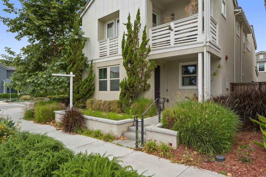 MODEL HOME, ORIGINAL OWNER INCLUDES DESIGNER FINISHES. THIS OPEN FLOORPLAN INCLUDES 4 BEDROOMS PLUS LOFT. PRIVATE YARD, 2.5 GARAGES WITH EXTRA STORAGE.