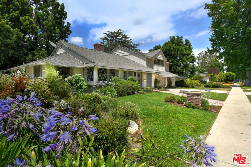Photo of 13155 Margate Street, Sherman Oaks, CA 91401 (MLS # 26884595)