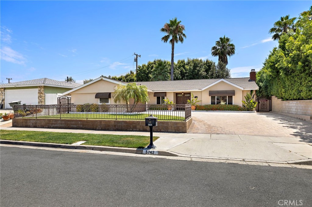 5742 Casa Loma Avenue