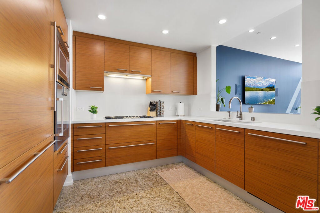 900 W Olympic Boulevard 32G