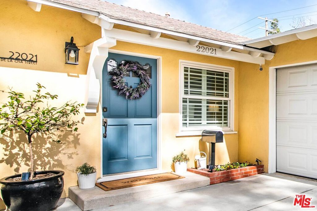 Photo of 22021 De La Osa Street, Woodland Hills, CA 91364 (MLS # 25564765)